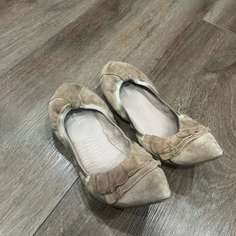 Homers pointed suede flats
